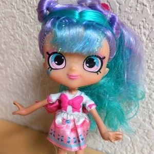 Shopkins doll Bella bow with clothes and shoes.